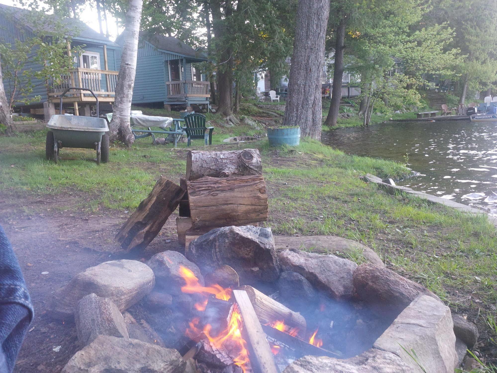 Black Lake Cabins Torrance Экстерьер фото